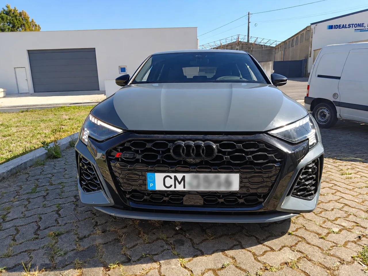 Audi RS 3 Sportback cinzento do caso real de legalização, com matrícula ocultada